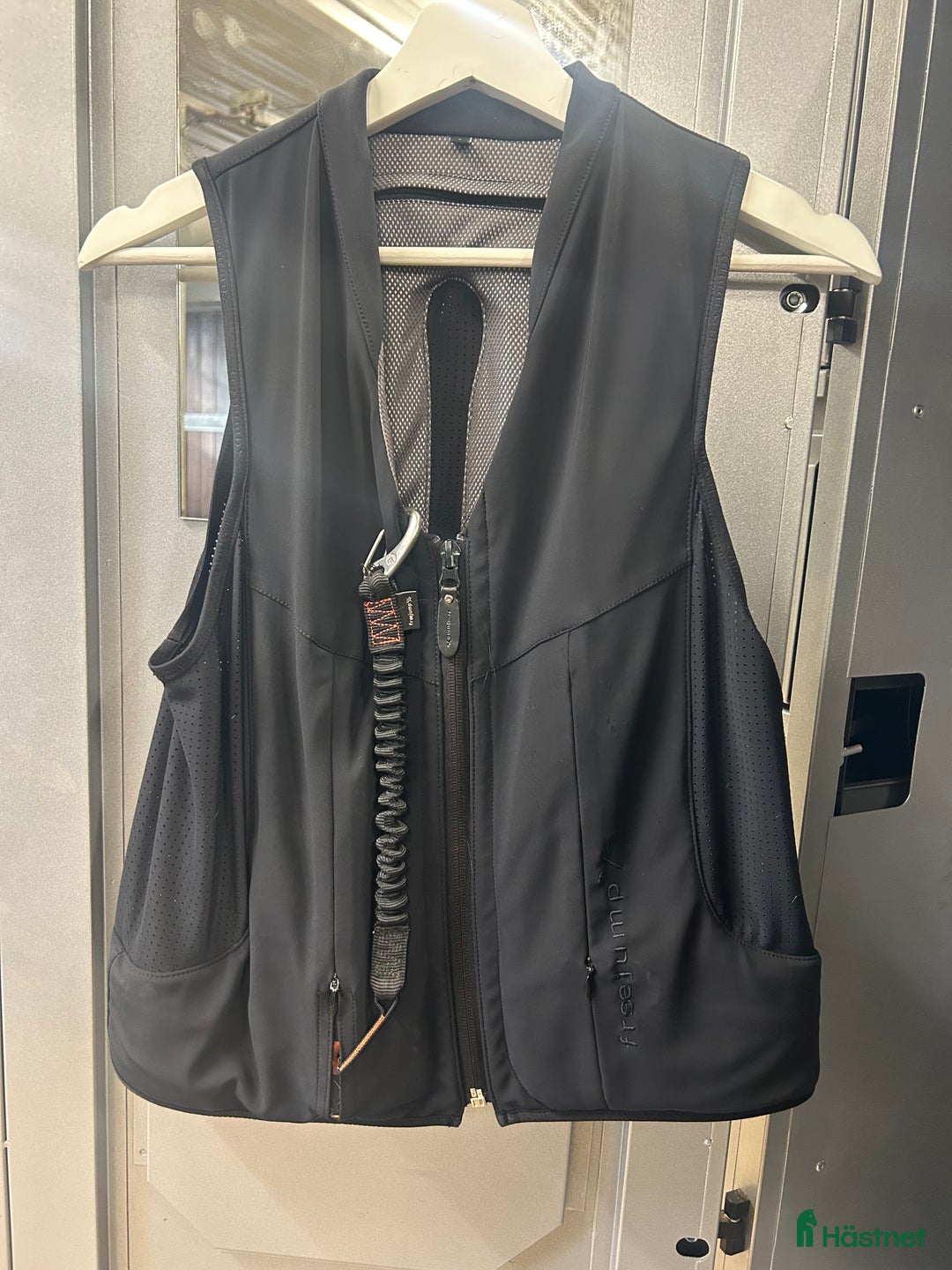Säkerhetsvästar ryttarutrustning till salu: Freejump airbag väst  i Älmeboda - Annons 1