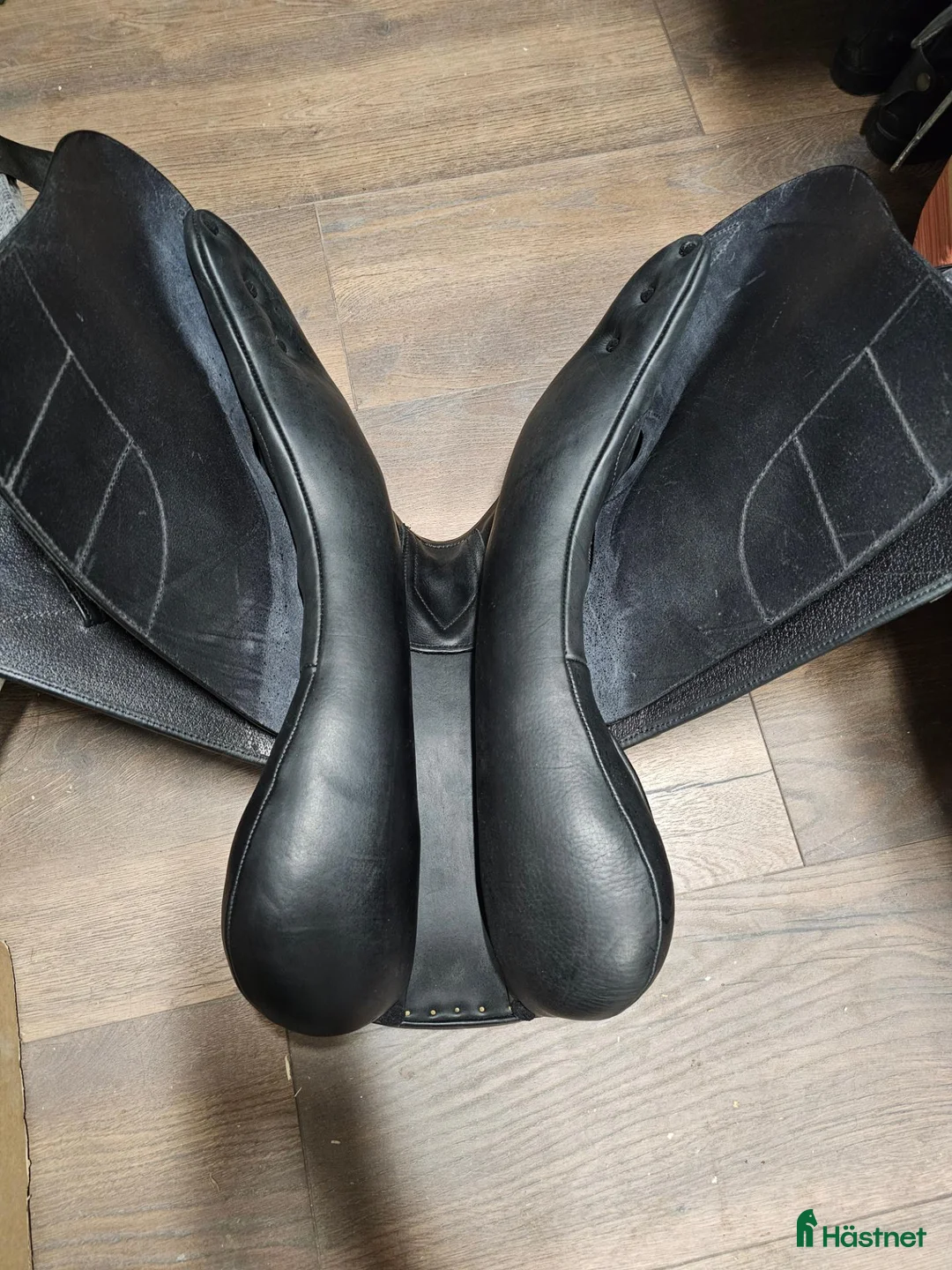 Sadlar hästutrustning till salu: Santa Cruz Loire Optima 16,5" i Sandviken - Annons 7