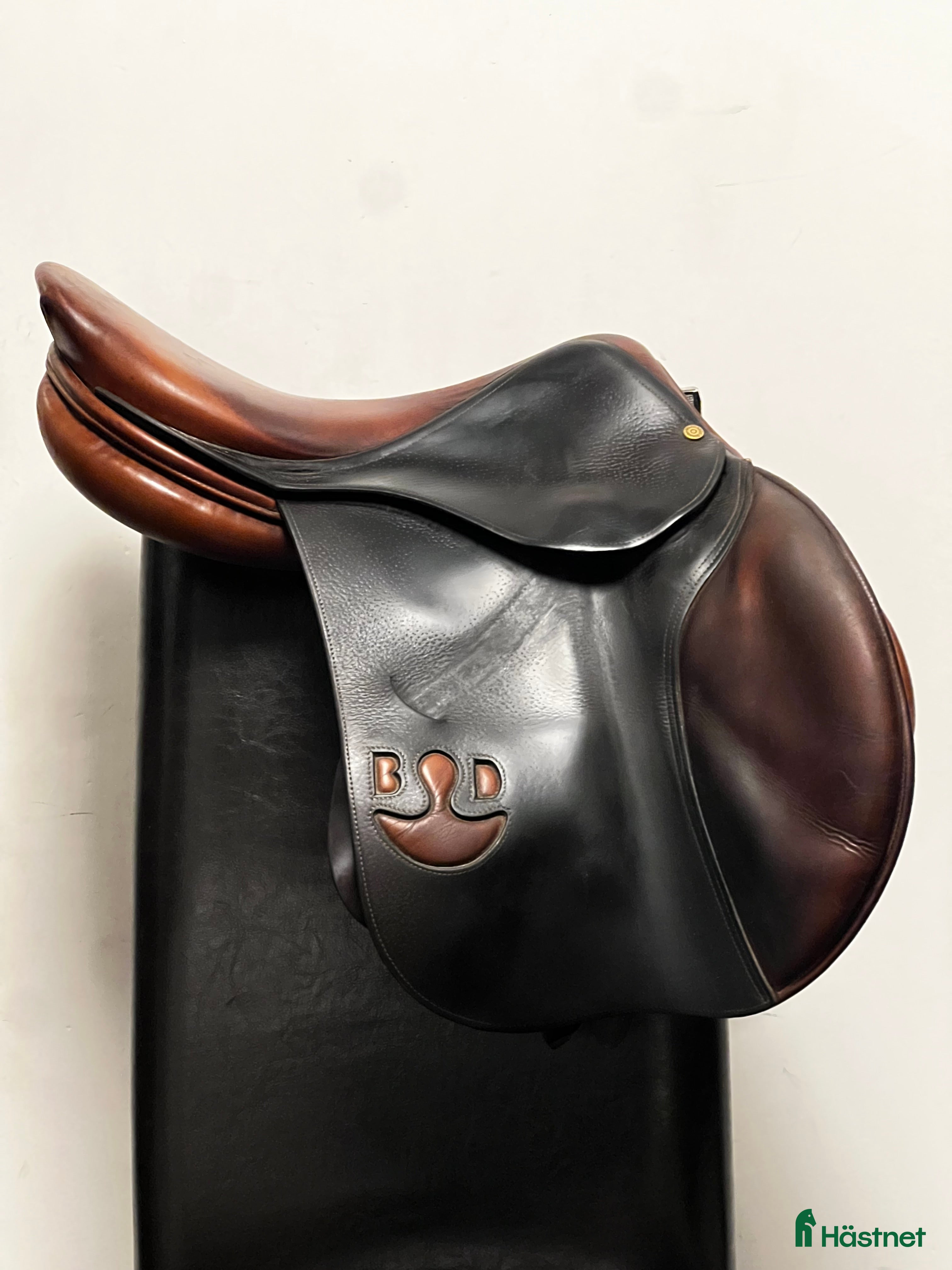 Sadlar hästutrustning till salu: Hoppsadel Bruno Delgrange  i Umeå - Annons 1