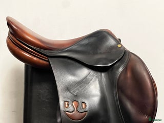 Sadlar hästutrustning till salu: Hoppsadel Bruno Delgrange i Umeå - Annons 1