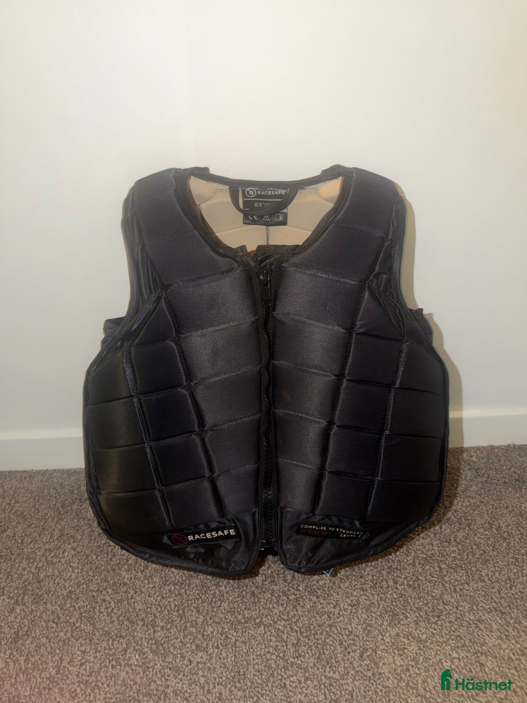 Säkerhetsvästar ryttarutrustning till salu: Racesafe väst i Tumba - Annons 2