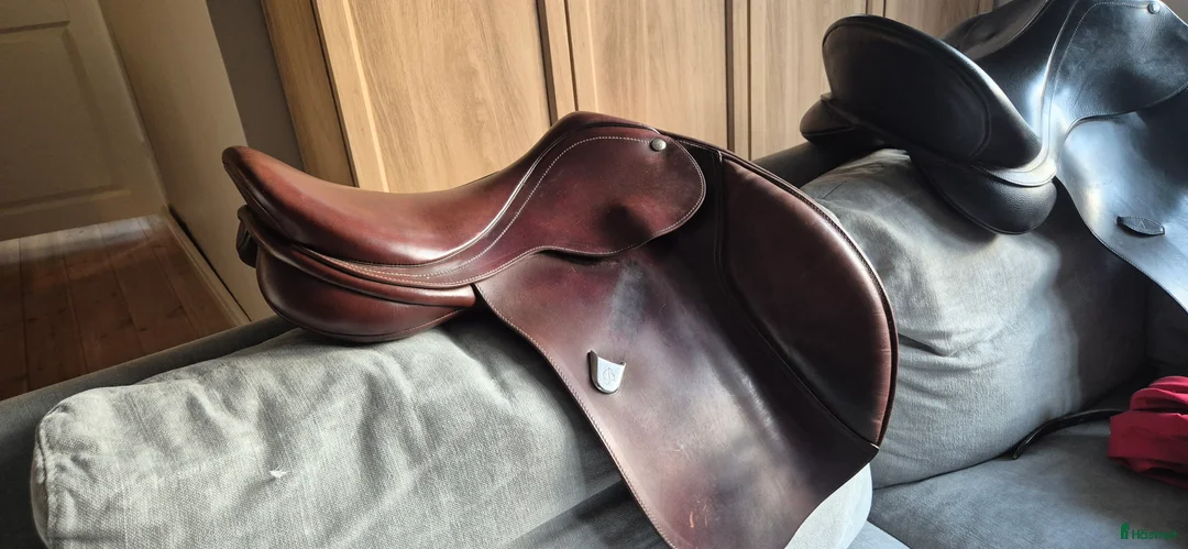 Sadlar hästutrustning till salu: Bates hoppsadel ponny i Värmdö - Annons 4
