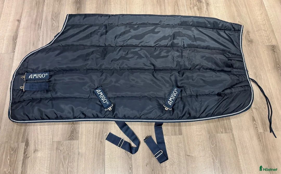 Täcken hästutrustning till salu: Amigo 350g  110cm - Annons 1