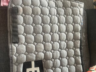 Schabrak & Vojlockar hästutrustning till salu: Grått e-logga i Mölndal - Annons 5