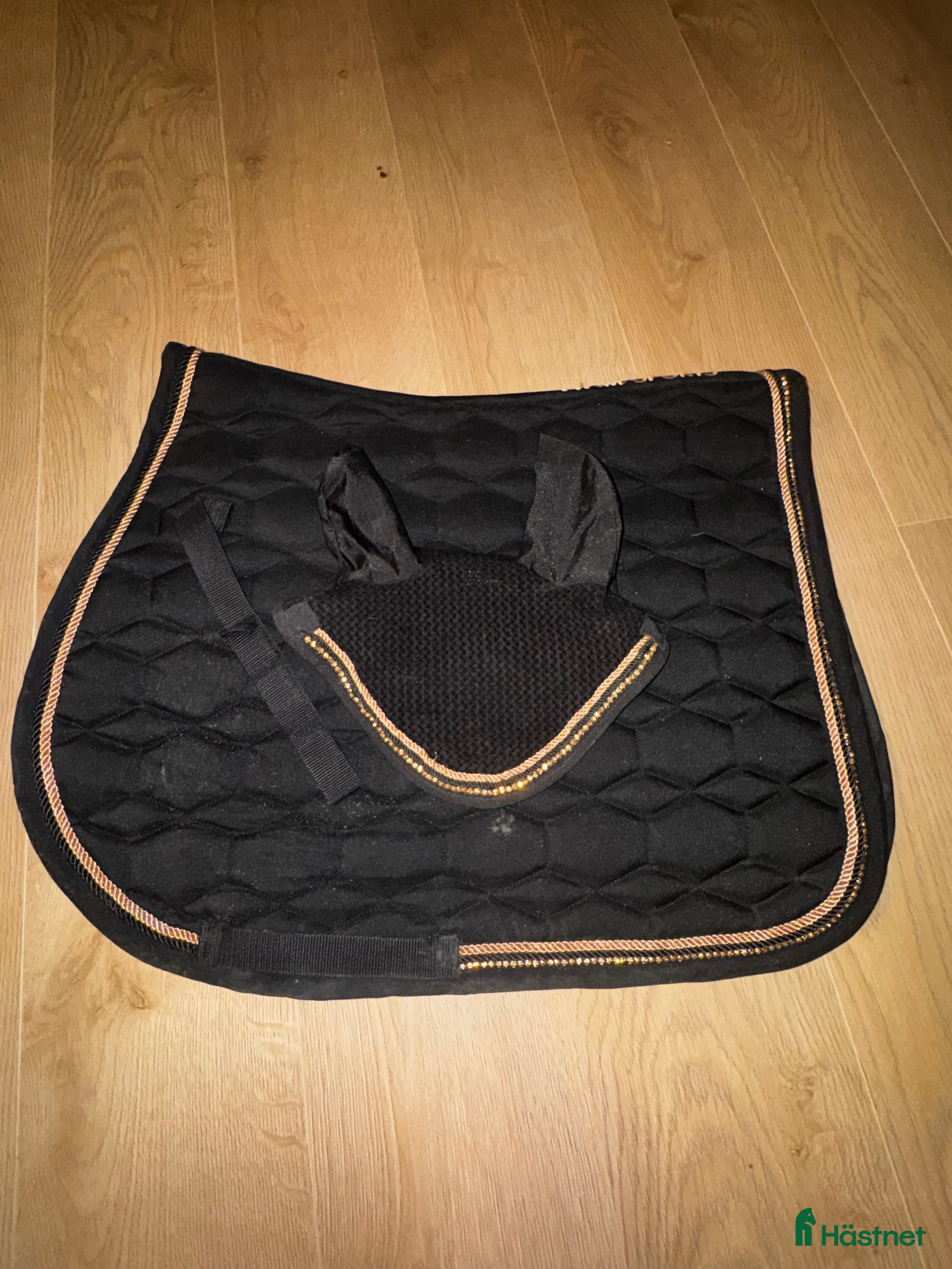 Schabrak & Vojlockar hästutrustning till salu: HKM schabrak och huva i Malmköping - Annons 20