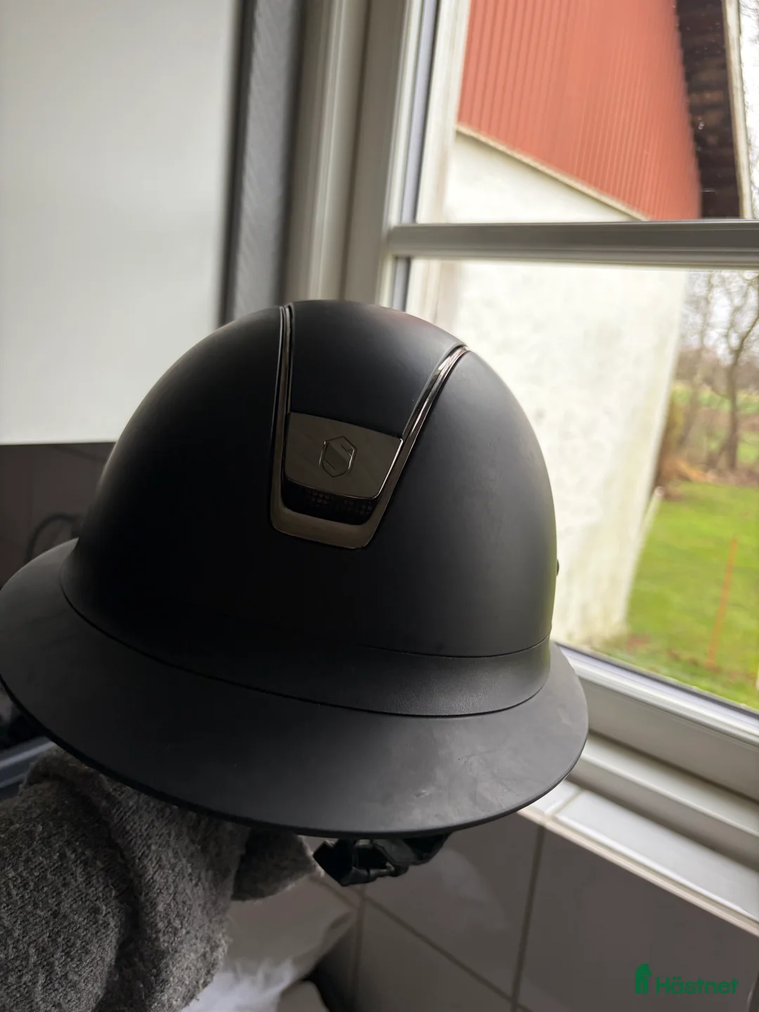 Hjälmar ryttarutrustning till salu: Matt svart väldigt fin Samshield Miss Shield - Annons 2