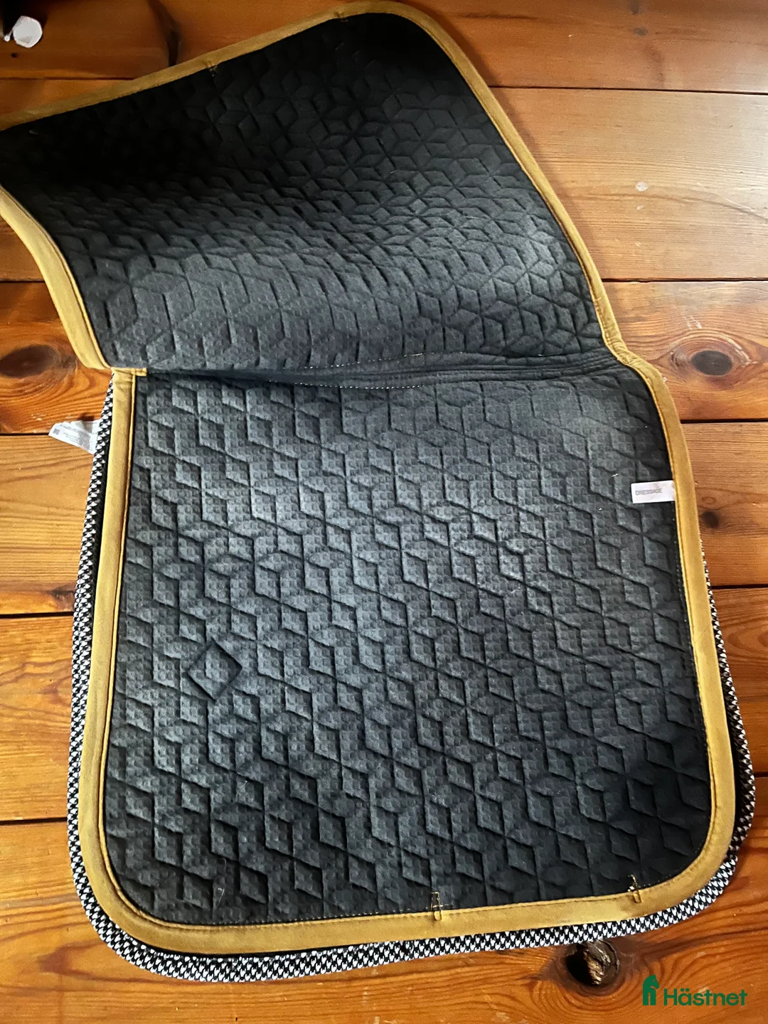 Schabrak & Vojlockar hästutrustning till salu: Sammet kentycky dressyr schabrak senapsgul  - Annons 2