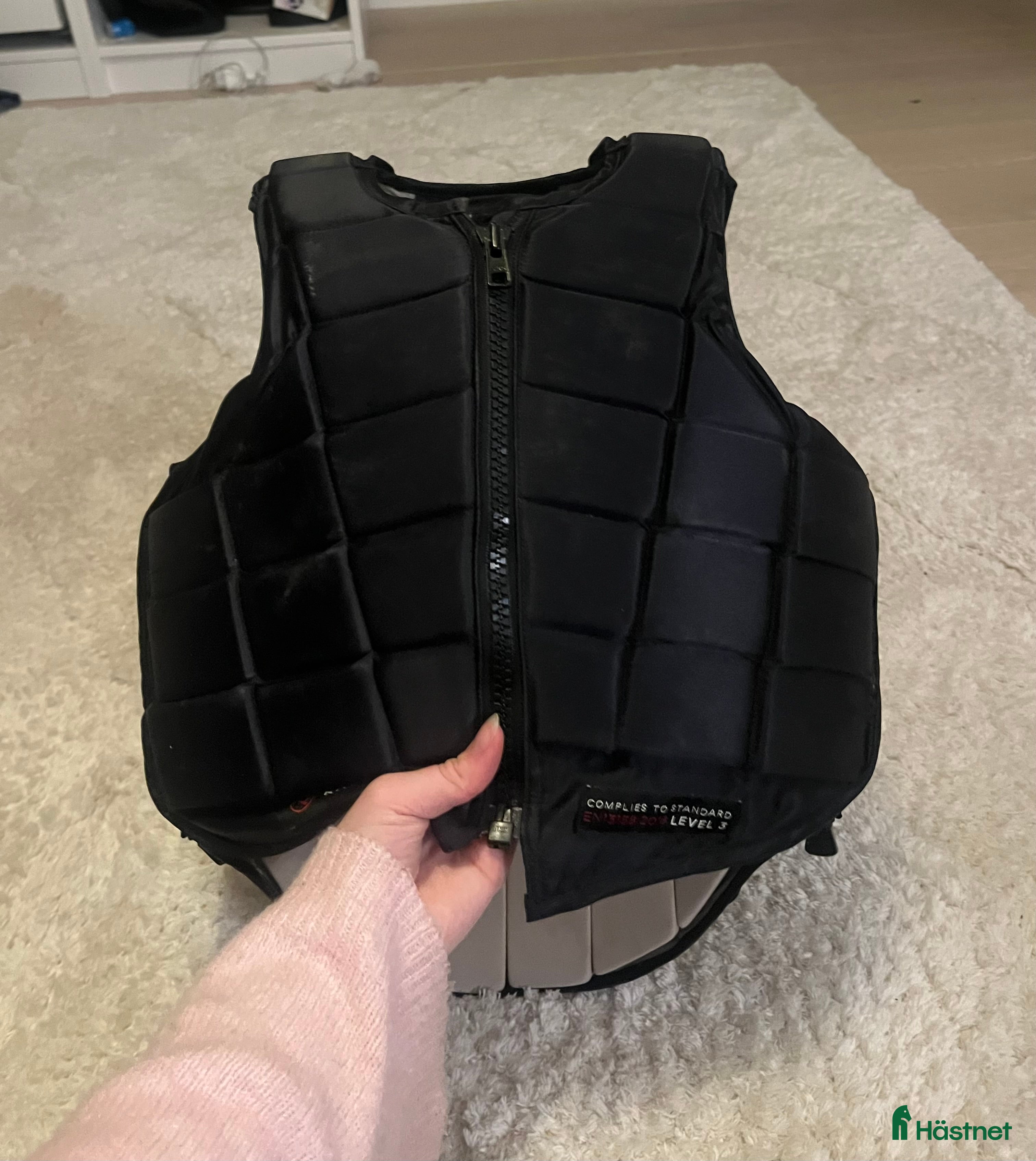 Säkerhetsvästar ryttarutrustning till salu: Säkerhetsväst, lång vinter kappa, ridkjol - Annons 11