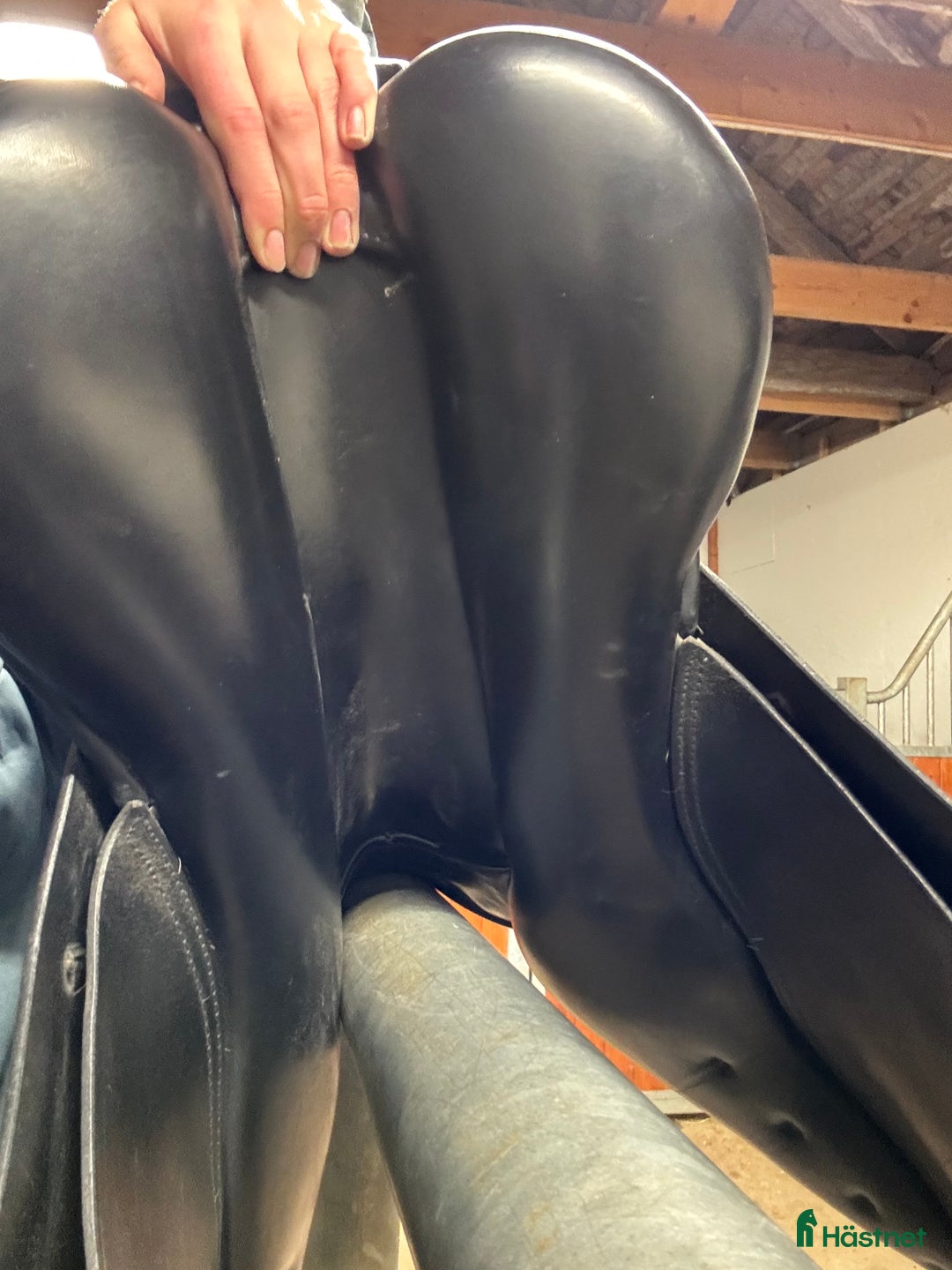 Sadlar hästutrustning till salu: Svart Barnsby hoppsadel  i Vänge - Annons 5