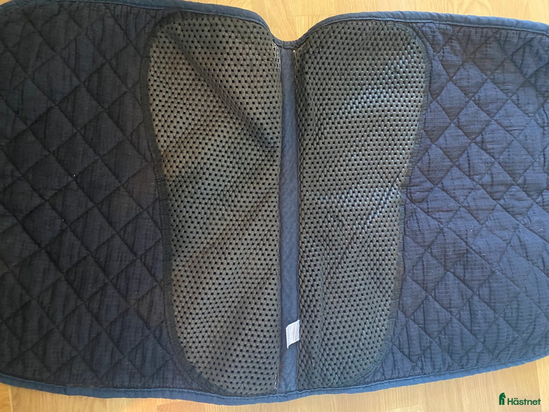 Schabrak & Vojlockar hästutrustning till salu: Blått dressyrschabrak   i Täby - Annons 2