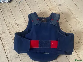 Säkerhetsvästar ryttarutrustning till salu: Ridväst säljes i Norrköping - Annons 24