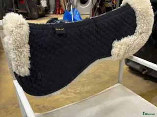 Sadeltillbehör hästutrustning till salu: Medilamb fårskinnspadd strl F - Annons 1