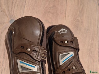 Benskydd hästutrustning till salu: Veredus benskydd i Stora Höga - Annons 1