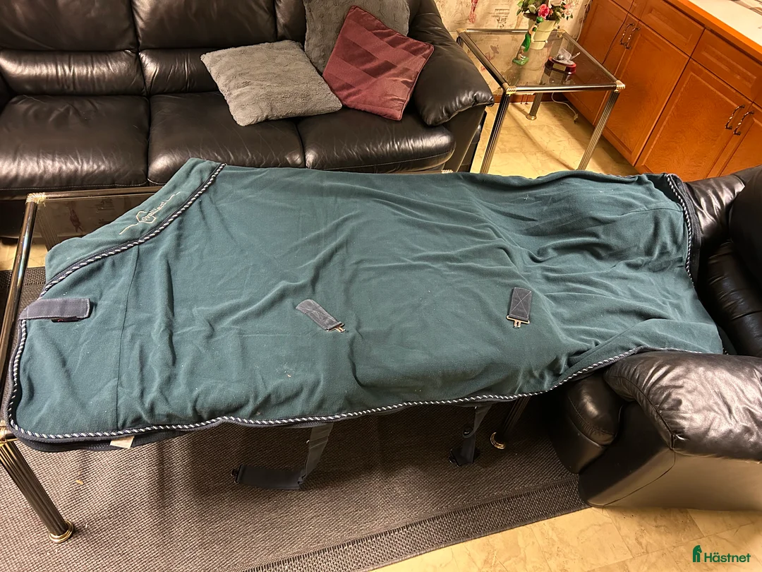 Täcken hästutrustning till salu: Fleecetäcken i fint skick storlek 155 - Annons 4