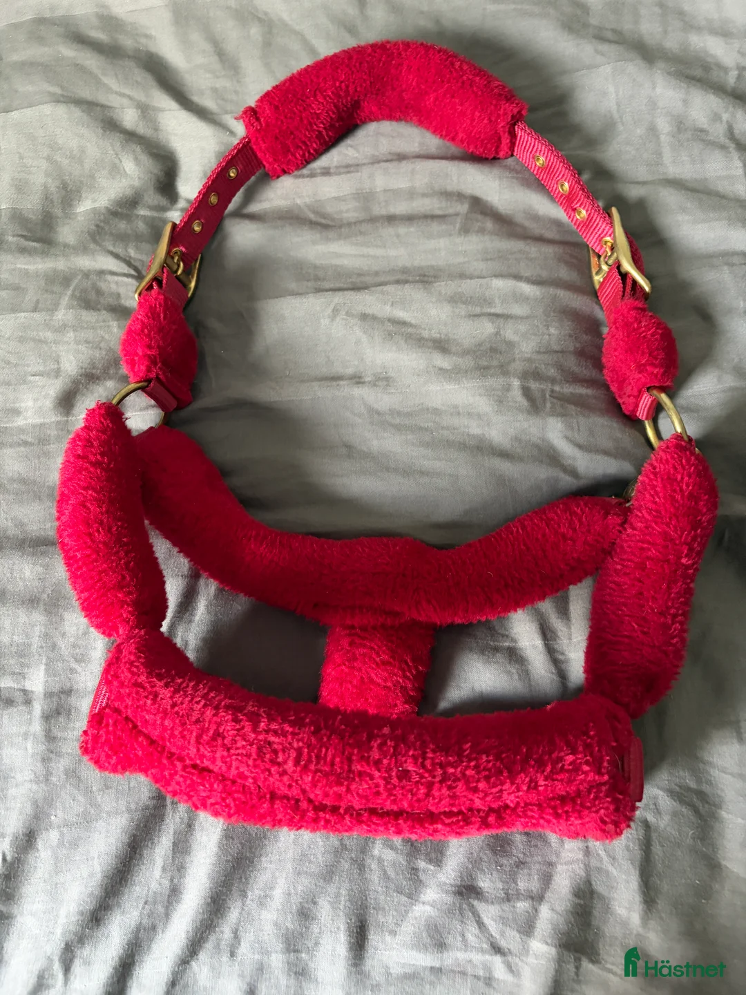 Övrig Hästutrustning hästutrustning till salu: Röd fluffgrimma i Nol - Annons 1