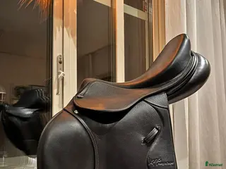 Sadlar hästutrustning Lippo Allegria Super, 16,5, svart i Åkersberga - Annons 1