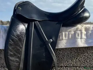 Sadlar hästutrustning Spalding Bretannica dressyrsadel 17.5 tum svart i Onsala - Annons 1
