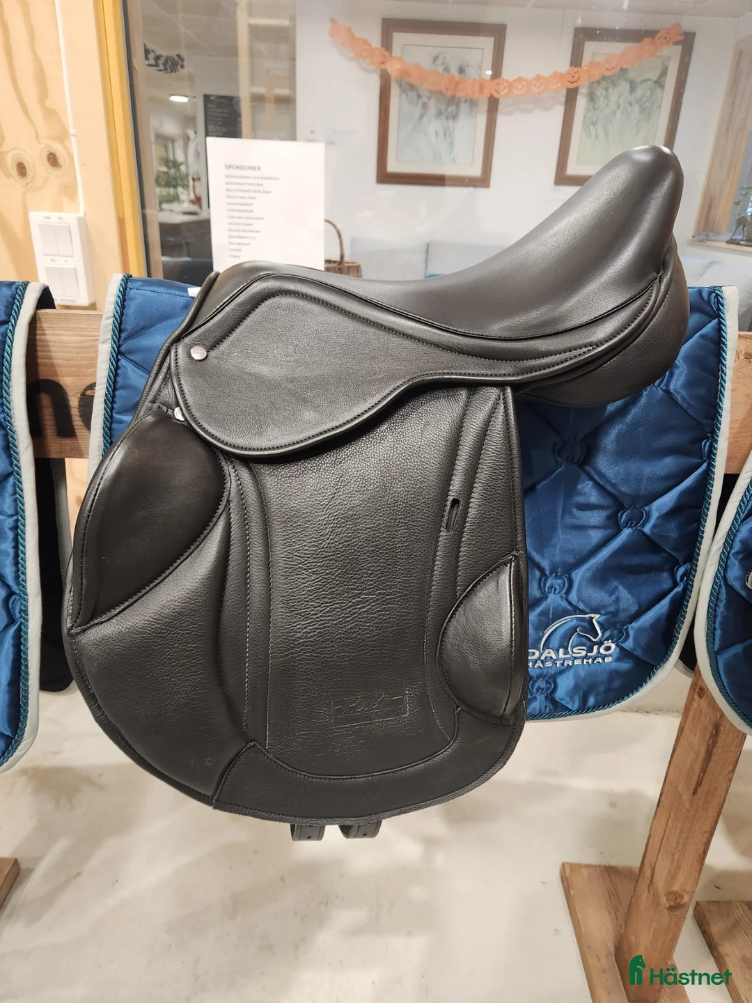 Sadlar hästutrustning till salu: Hopp/fälttävlanssadel med enkåpa i Borlänge - Annons 7