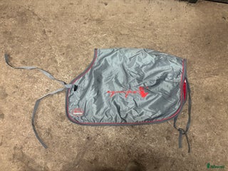 Täcken hästutrustning till salu: Equipe ländtäcke i Vinninga - Annons 1