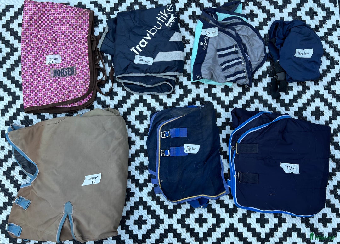 Täcken hästutrustning till salu: Diverse täcken i olika storlekar i Sandviken - Annons 1