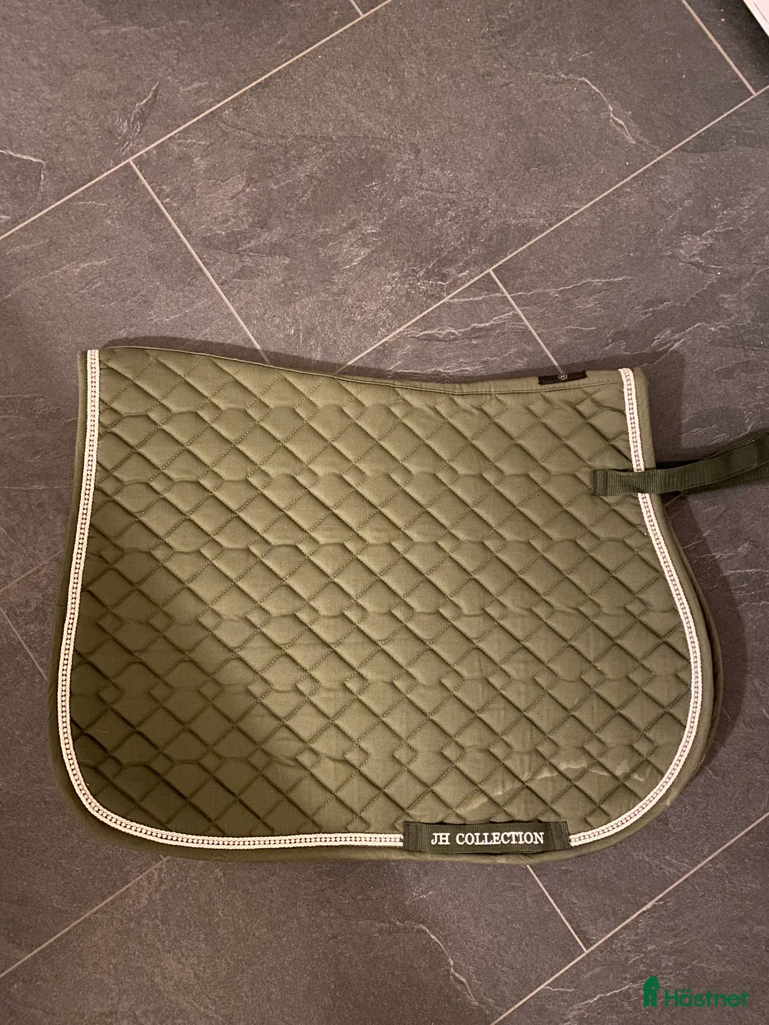 Schabrak & Vojlockar hästutrustning till salu: Fint schabrak från JH collection, hööks - Annons 1