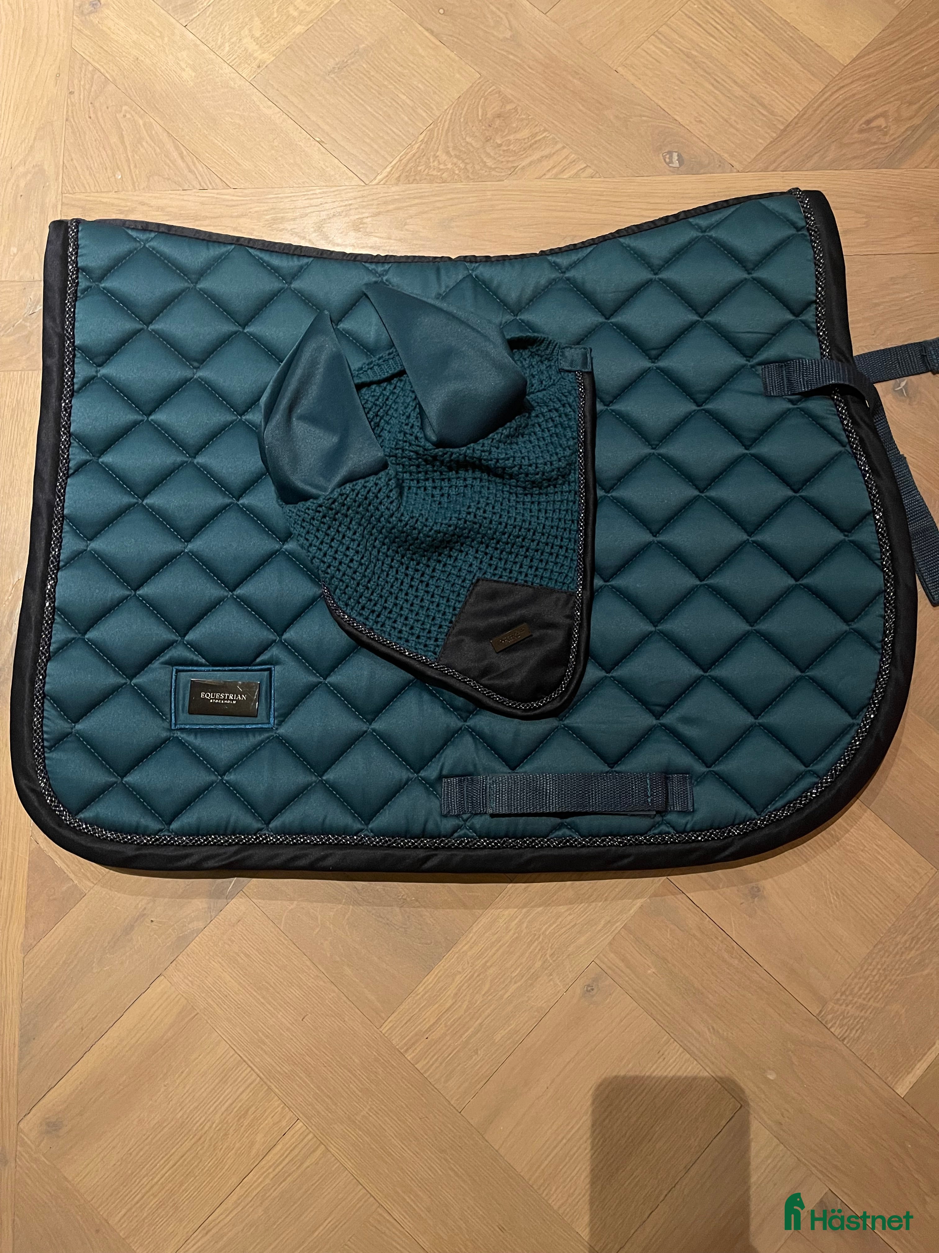Sadeltillbehör hästutrustning till salu: Equestrian Schabrak + huva full  i Norrtälje - Annons 1