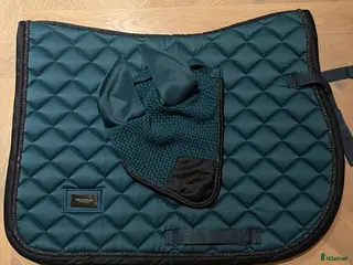 Sadeltillbehör hästutrustning till salu: Equestrian Schabrak + huva full i Norrtälje - Annons 1