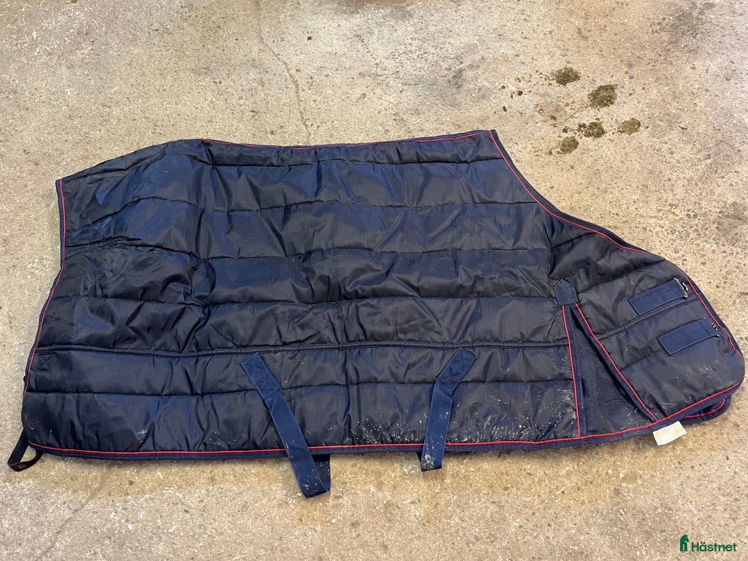 Täcken hästutrustning till salu: Olika täcken  i Ingarö - Annons 1