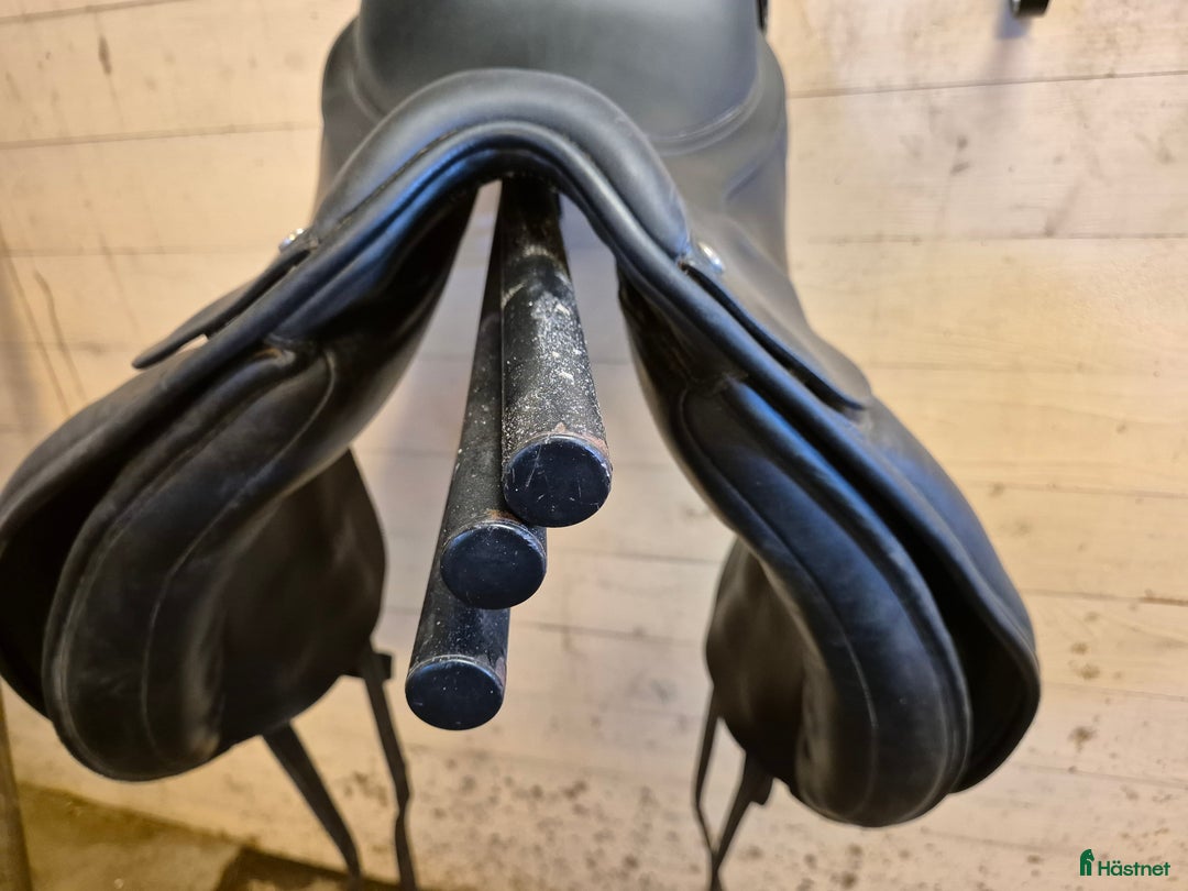 Sadlar hästutrustning till salu: Dressyrsadel Bates cair i Lyckeby - Annons 5