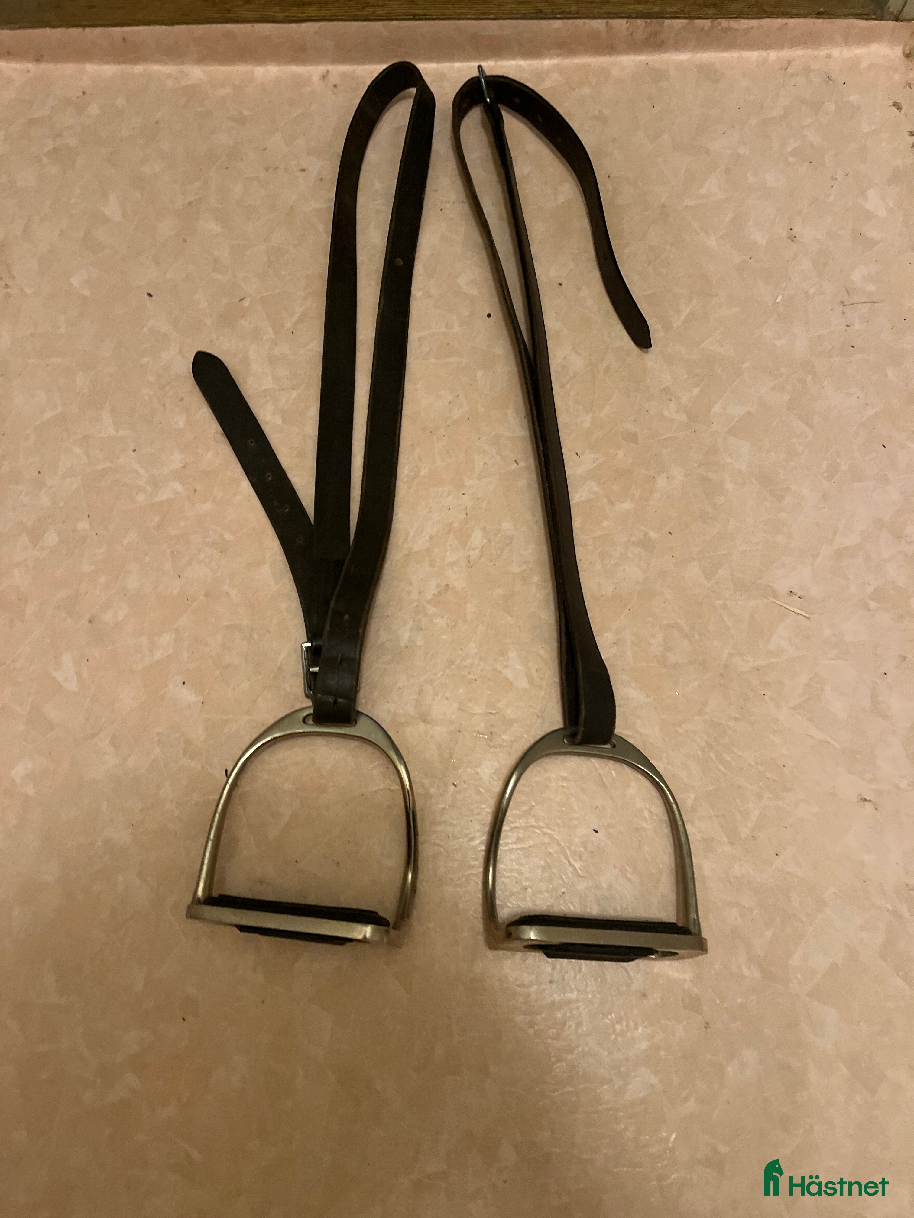 Stigbyglar hästutrustning till salu: Äldre Stigbyglar innermått 12cm.  i Borensberg - Annons 10