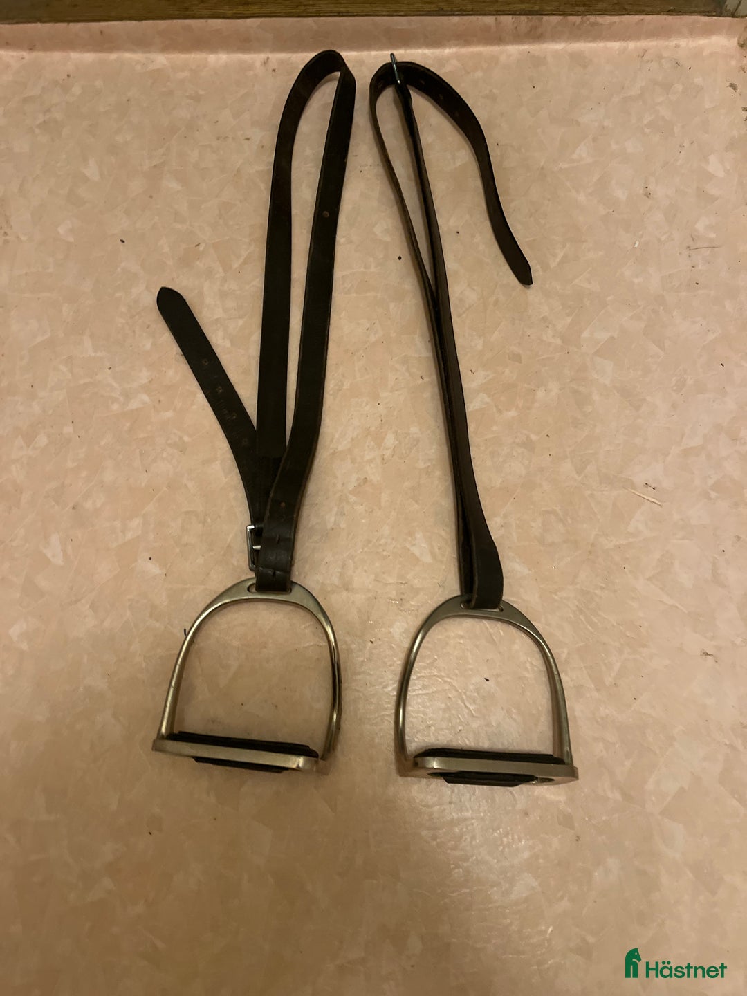 Stigbyglar hästutrustning till salu: Äldre Stigbyglar innermått 12cm.  i Borensberg - Annons 1