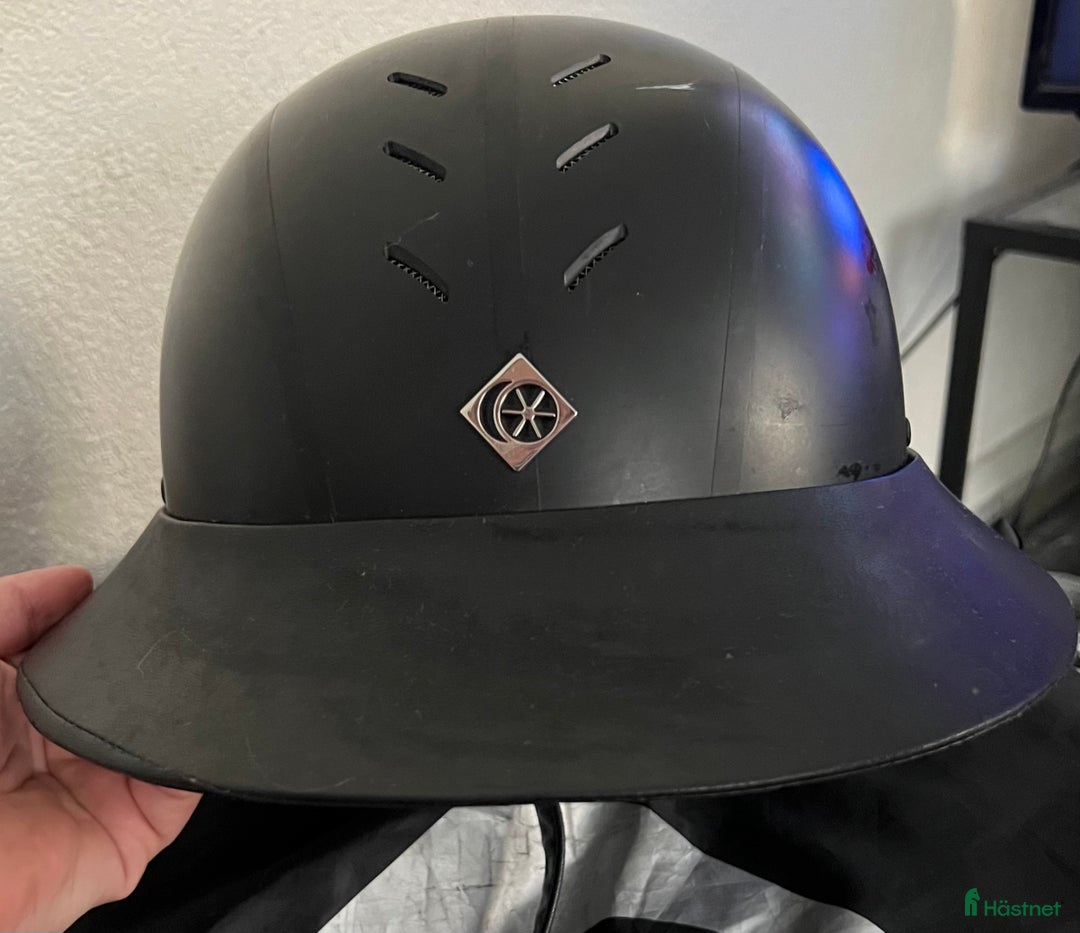 Hjälmar ryttarutrustning till salu: Charles Owen hjälm med solskärm. i Flyinge - Annons 1