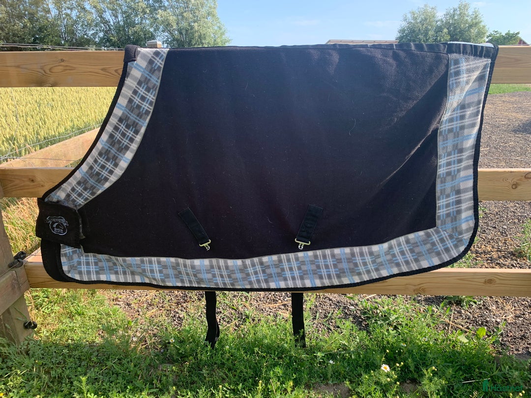 Täcken hästutrustning till salu: Fleecetäcken stl.125 och nya lindor - Annons 2