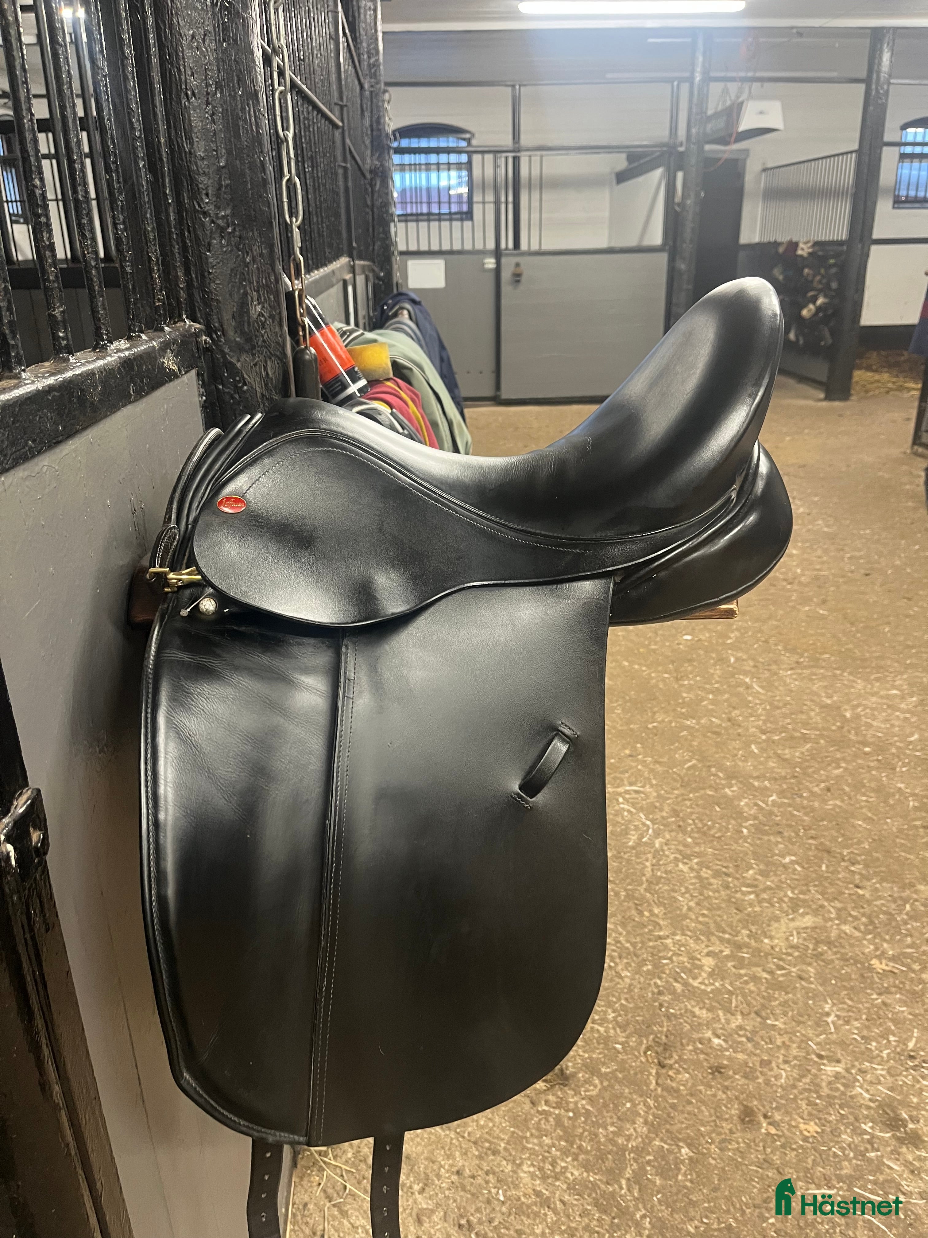 Sadlar hästutrustning till salu: Dressyrsadel Jeffries Kili Dres 17 M i Trångsund - Annons 3