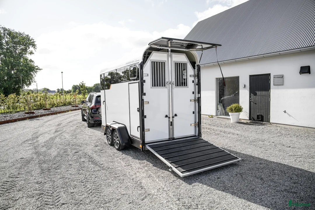 Hästtransporter  fordon & transport till salu: EQ3R Stuteri i Harestad - Annons 1