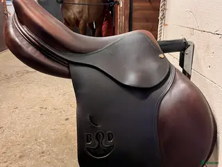 Sadlar hästutrustning Bruno Delgrange Virtuose hoppsadel 17,5” - Annons 23