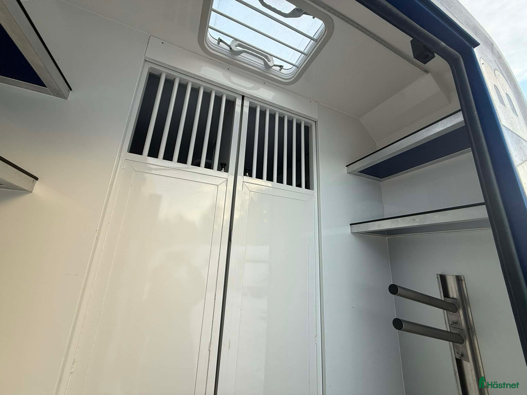 Hästlastbilar  fordon & transport till salu: ALFAB 5 SITS 2023 STUTERI AUTOMAT LÅGA MILTAL i Köping - Annons 10