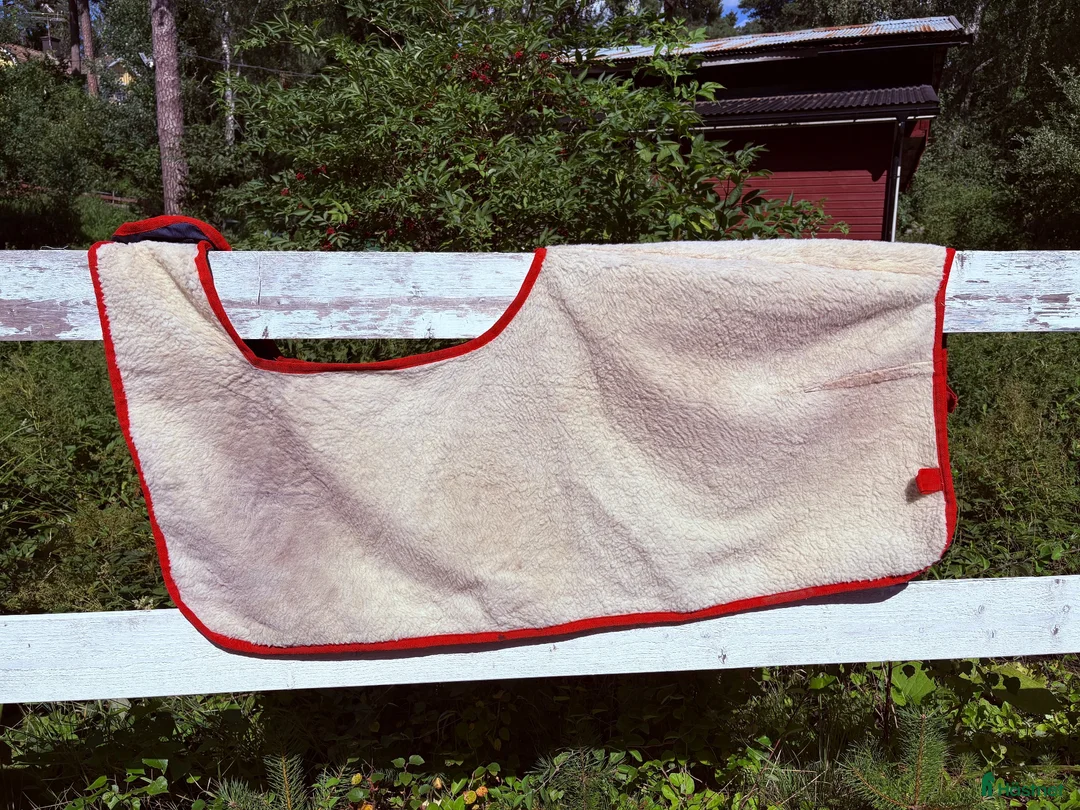 Täcken hästutrustning till salu: SÄNKT PRIS Blått ländtäcke, vinter 90 kr (120kr) - Annons 2
