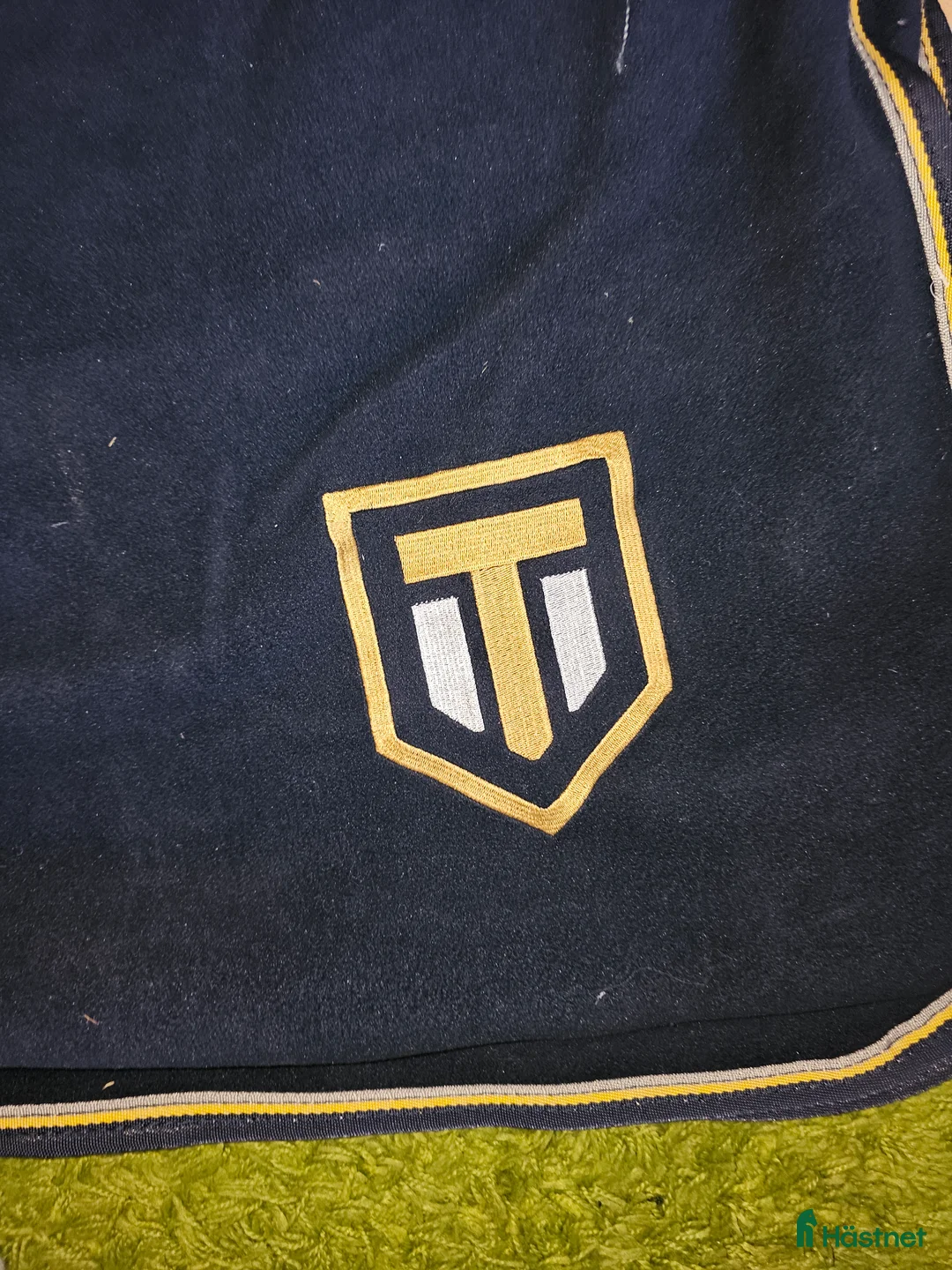 Täcken hästutrustning till salu: Mörkblått trinity fleectäcke i Arvika - Annons 2