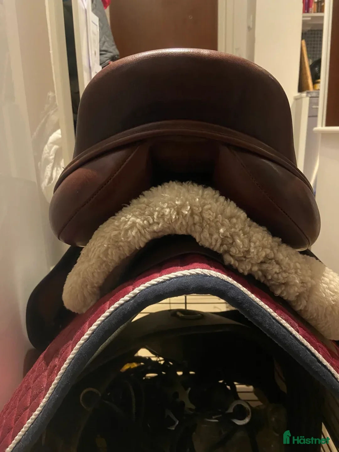 Sadlar hästutrustning till salu: Omstoppad kalvskinnssadel till salu i Stockholm - Annons 4