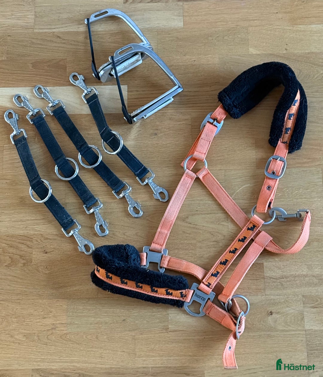 Övrig Hästutrustning hästutrustning till salu: Regntäcken, vinterdäcken, flugtäcke, grimma, mm i Vikingstad - Annons 5