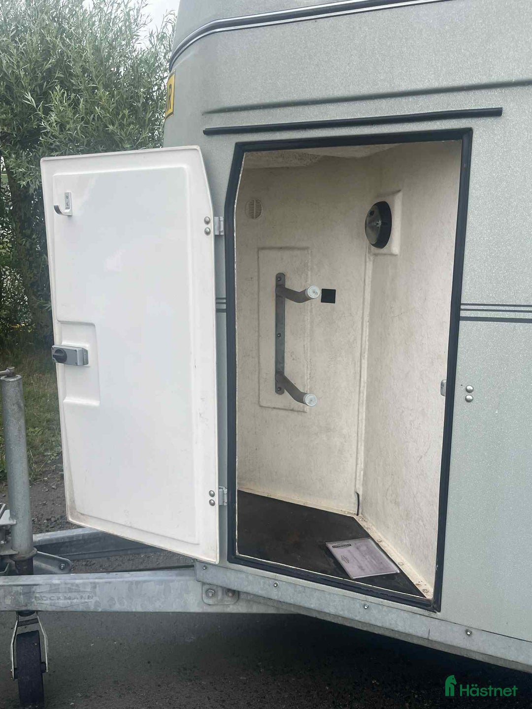 Hästtransporter  fordon & transport till salu: Fin hästtransport i glasfiber med sadelkammare i Löderup - Annons 4