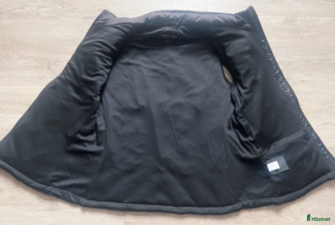 Jackor & Kavajer ryttarutrustning till salu: Back on Track Etna Värmeväst i Grängesberg - Annons 3