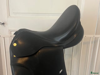 Sadlar hästutrustning till salu: Prestige hippos dressage i Skövde - Annons 1