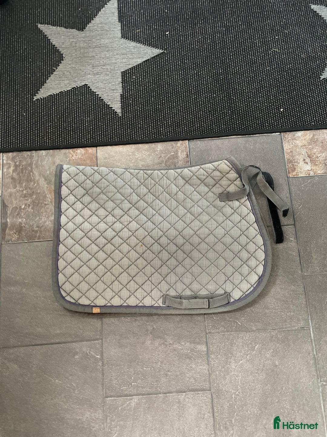 Schabrak & Vojlockar hästutrustning till salu: Jättefint grått schabrak i Västerås - Annons 2