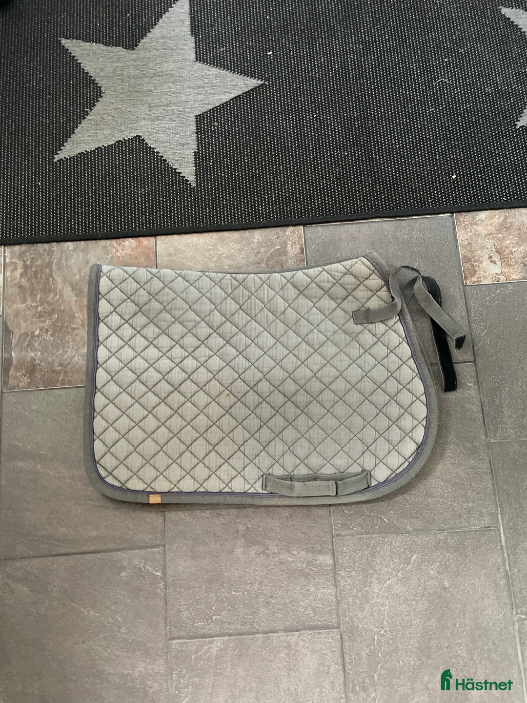 Schabrak & Vojlockar hästutrustning till salu: Jättefint grått schabrak i Västerås - Annons 2