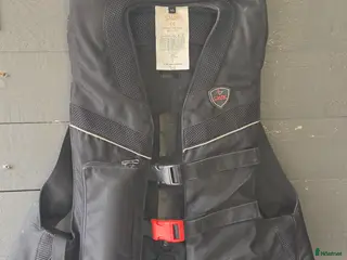 Säkerhetsvästar ryttarutrustning till salu: Jättefin air begväst - Annons 1