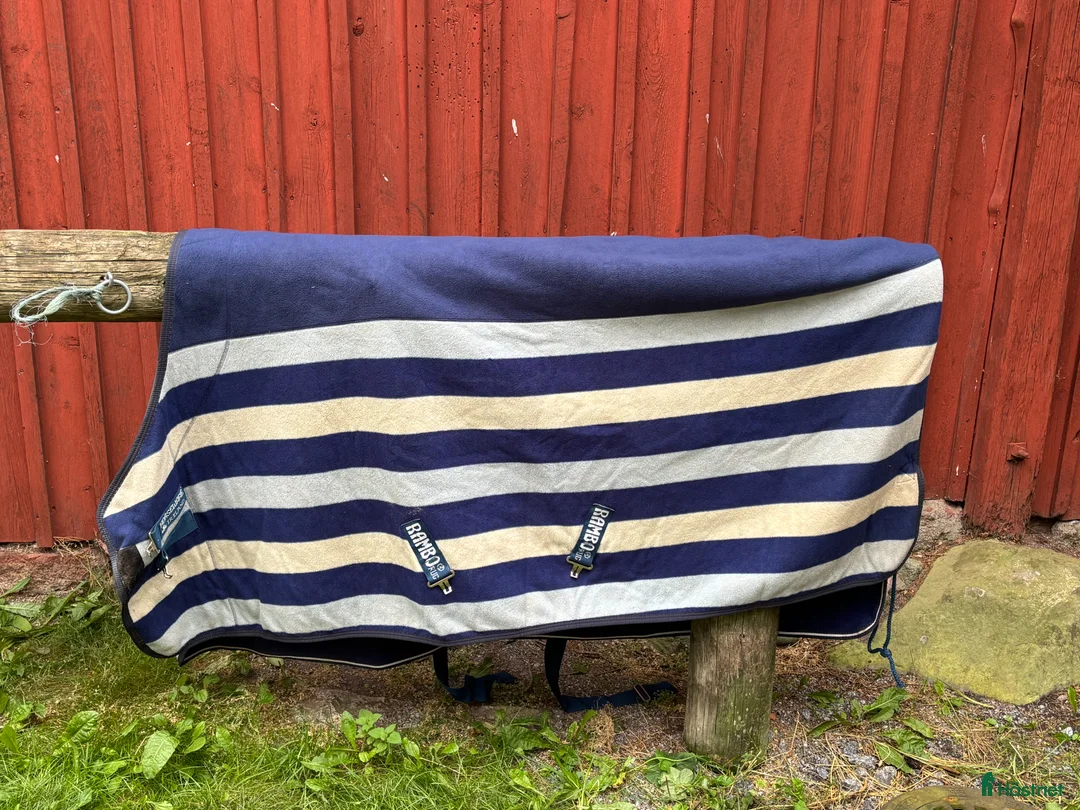 Täcken hästutrustning till salu: Rambo fleecetäcke - Annons 1