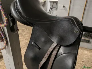 Sadlar hästutrustning till salu: Santa Cruz Sabine 16,5 i Åkersberga - Annons 1