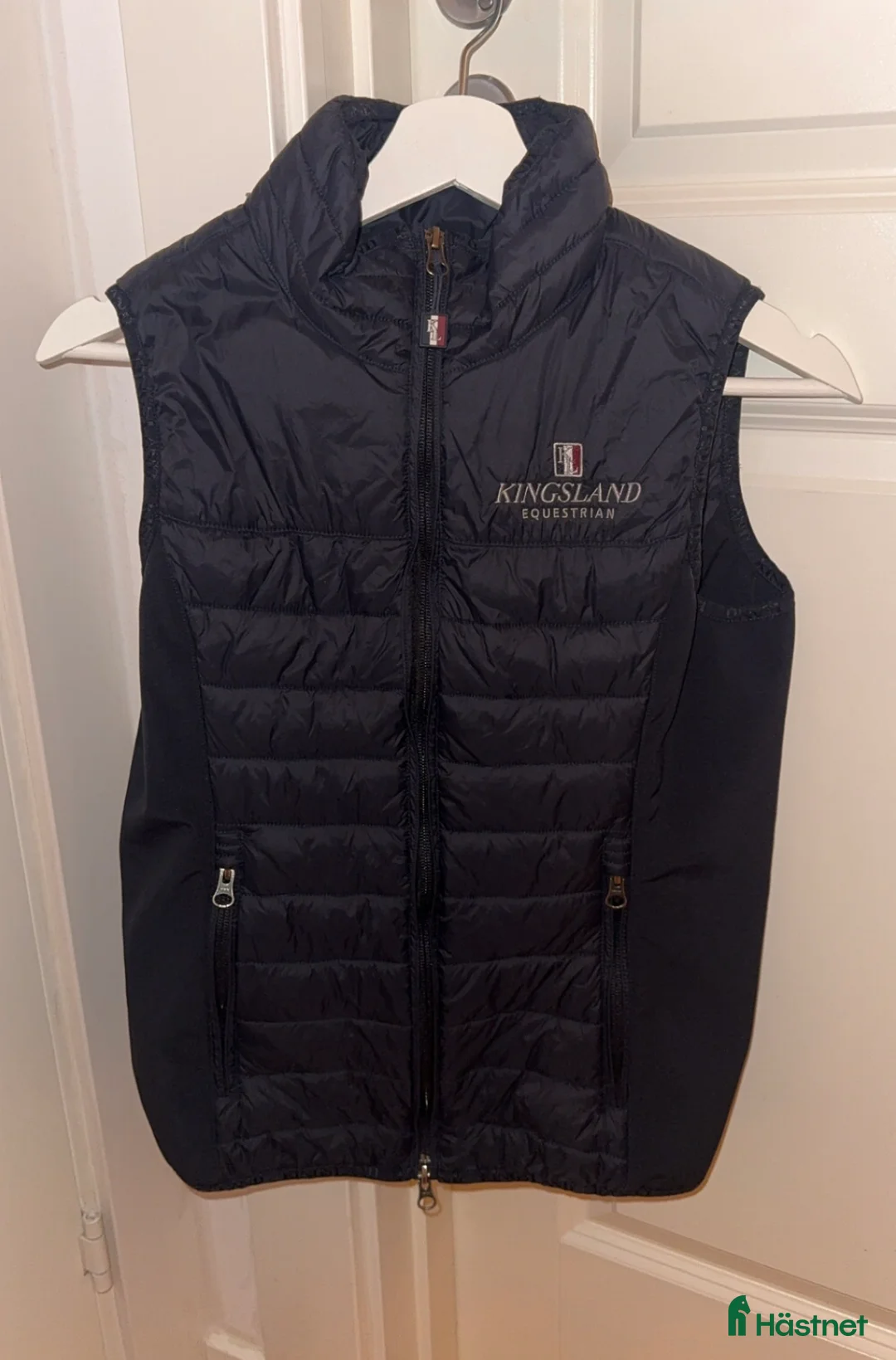 Jackor & Kavajer ryttarutrustning till salu: Kingsland väst i Täby - Annons 1